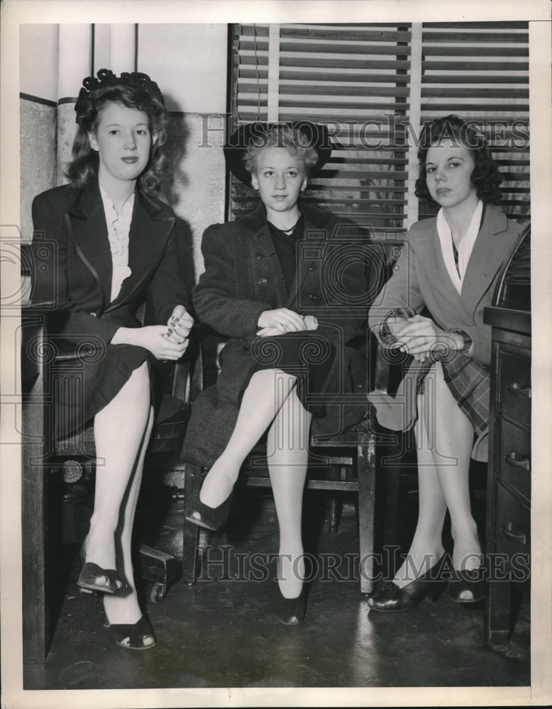 1943 Press Photo 3 Wives of Thomas A Robertson Age 17 Frances, Lucille, Katherin - Historic Images