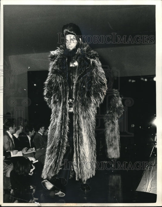 1970 Press Photo Model Wears Pierre Cardin Mens Fur Coat at Fashion Showing - Historic Images