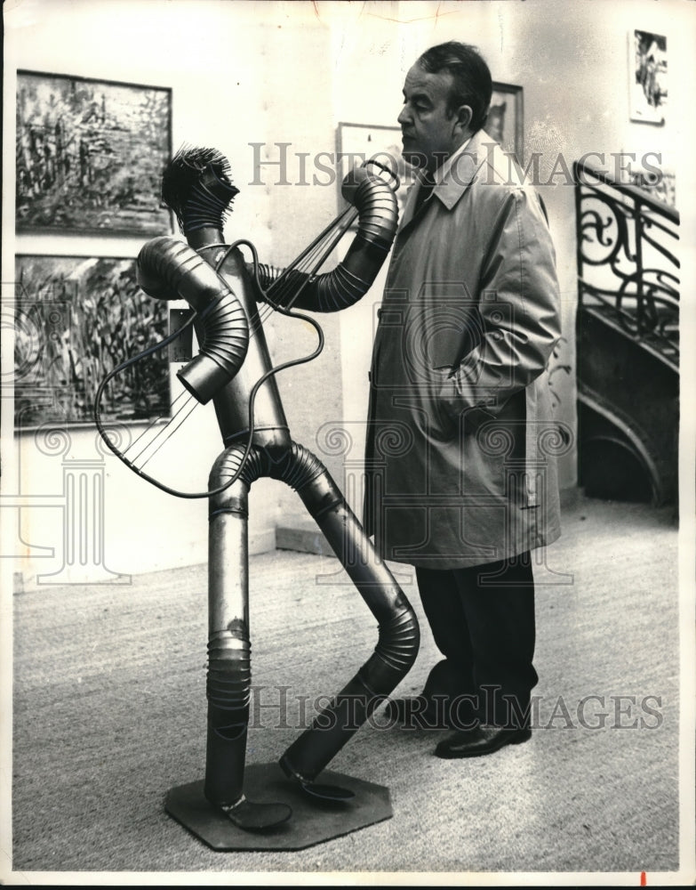 1970 Press Photo Visitor Studies Fumisterie by Claude Welsch at Grand Palais - Historic Images