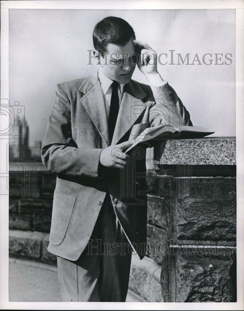 1952 Press Photo Modeling the latest men&#39;s 3 piece suite-Historic Images