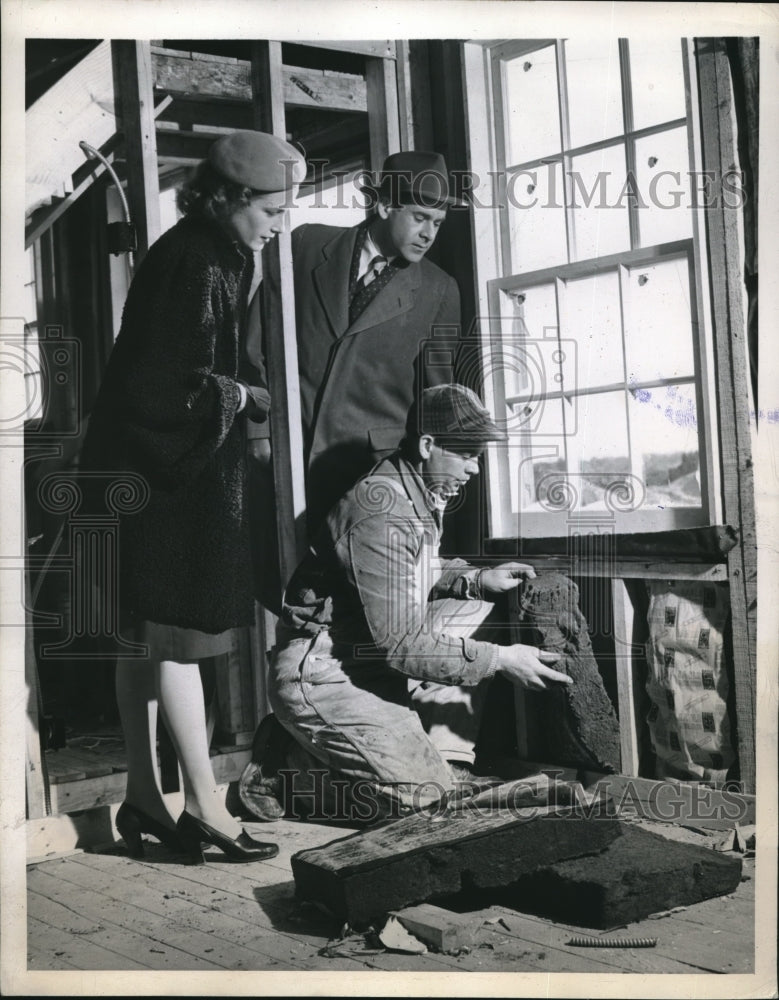 1946 Press Photo Mineral Wool Being Used To Insulate Building - Historic Images