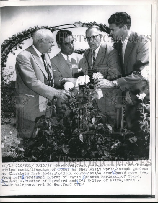 1958 Press Photo Visiting World Famous Elizabeth Park in Hartford Connecticut-Historic Images