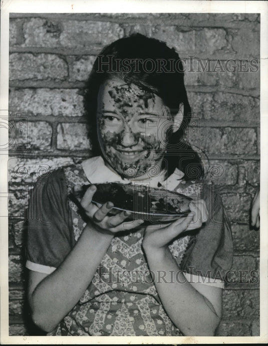 1941 Press Photo Boston, Mass Grace McDonald age 11 in pie eating contest - Historic Images