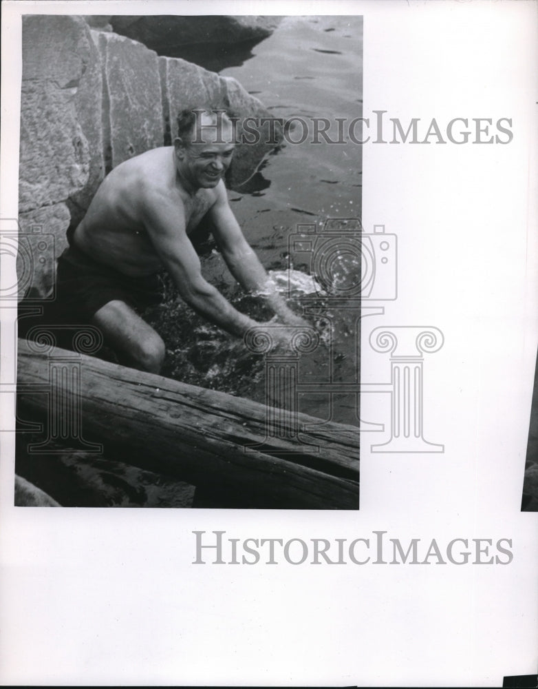 1955 Press Photo Theodpre Mihial bathing outside in chilly waters of Cleveland - Historic Images