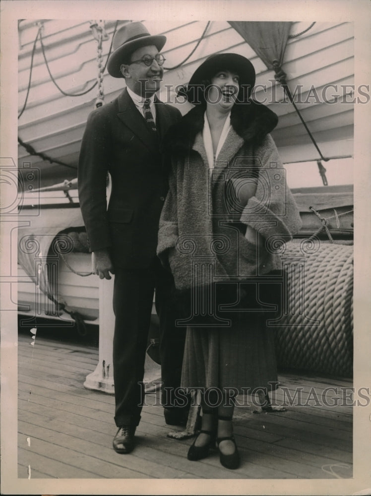 1922 British Author and his Wife arriving in New York  - Historic Images