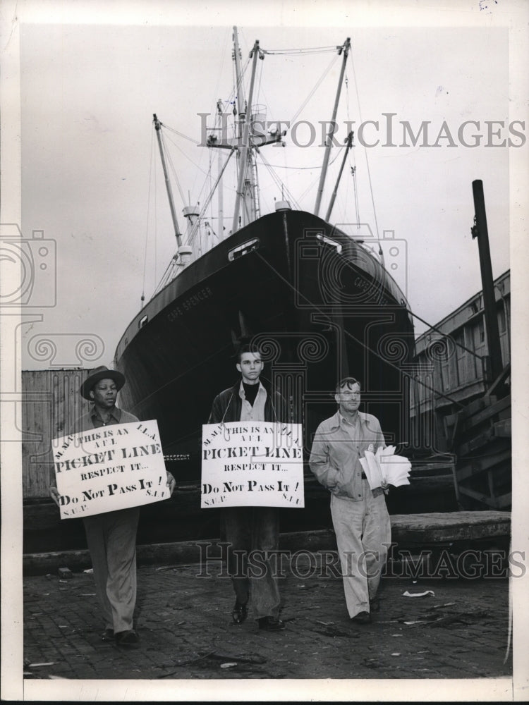 1946 Press Photo Three Pickets Under Bow of Cape Spencer at Grace Line&#39;s Pier 65-Historic Images