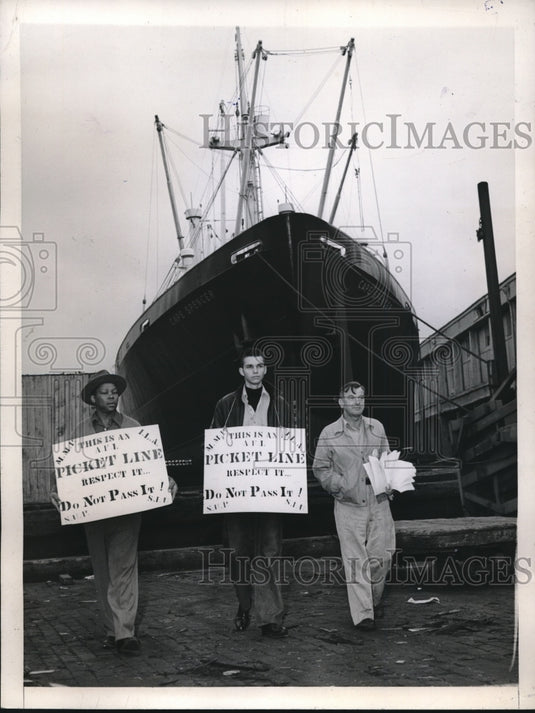 1946 Press Photo Three Pickets Under Bow of Cape Spencer at Grace Line's Pier 65-Historic Images