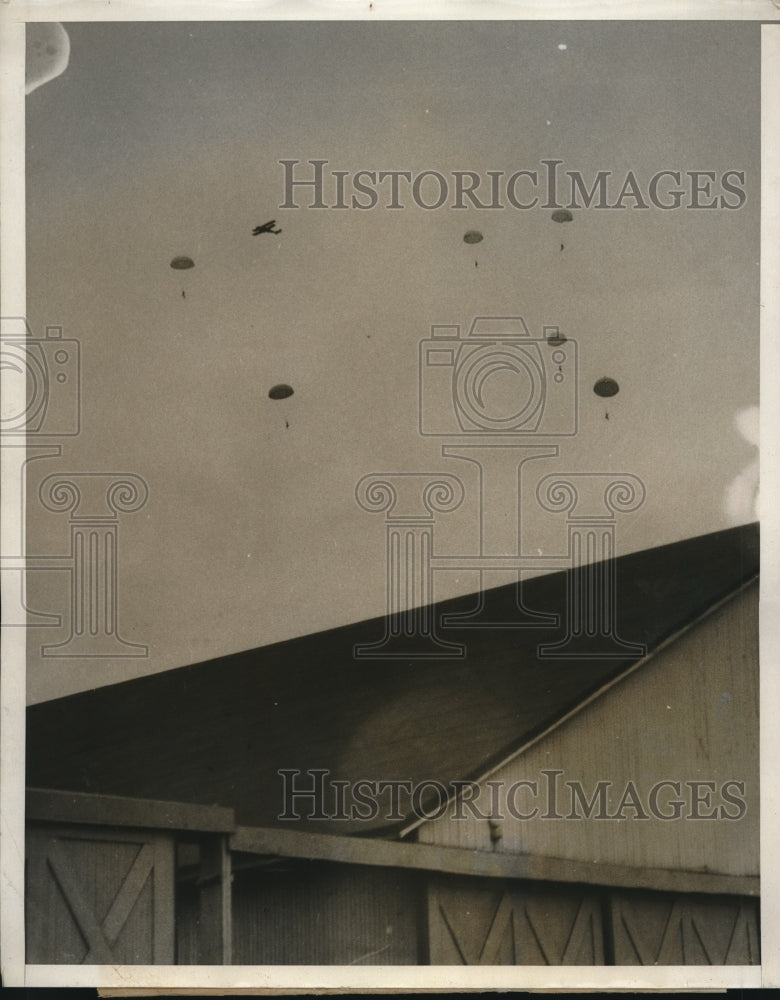 1930 21 Men Set Group Parachute Jumping Record at Roosevelt Field-Historic Images