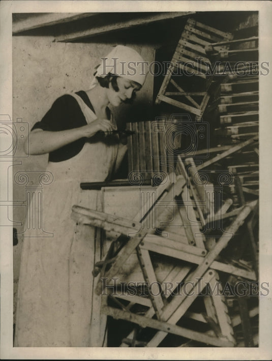 1922 Peggy the Chair Girl works at St. Martin's Theatre, London - Historic Images
