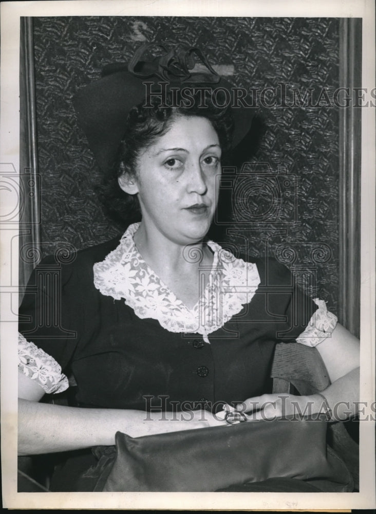 1945 Press Photo Mrs Marie Dodenhoft Held on Murder Charge of Lydia Thompson - Historic Images