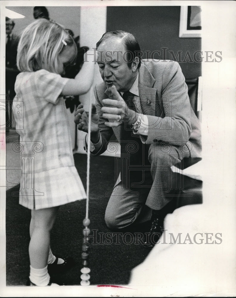 1972 Press Photo Hubert Humphrey with Michele Lucking, 3, in St. Paul Minnesota-Historic Images