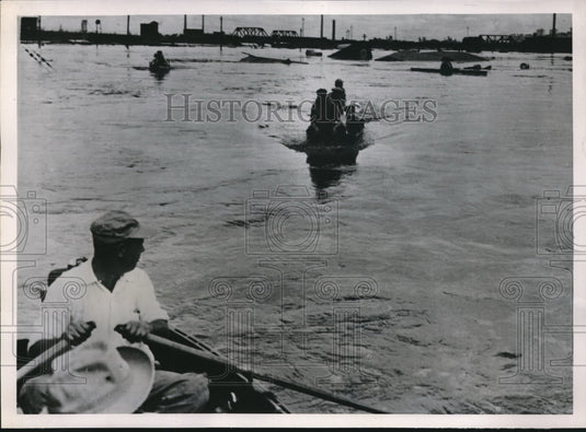 1951 Press Photo Rescue Boats with Refugees in Flood Stricken Areas Kansas City - Historic Images