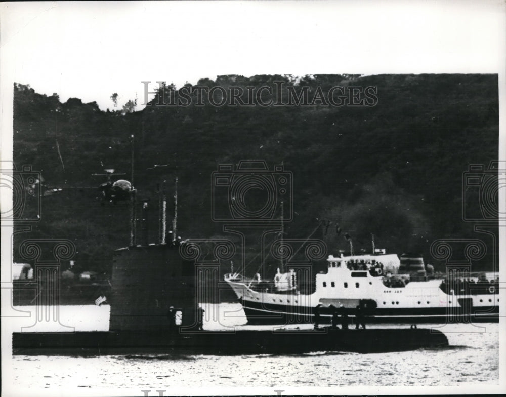 1964 Press Photo United States Nuclear Submarine Sea Dragon &amp; Japanese Ferry - Historic Images