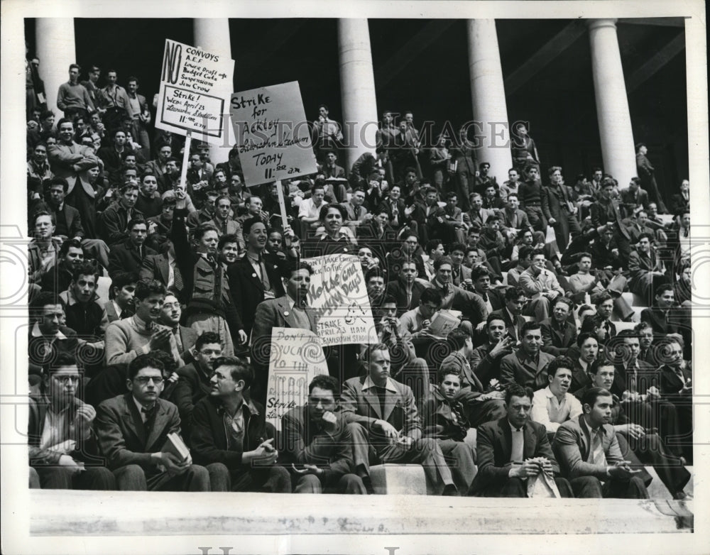 1941 Press Photo Students at Lewisohn Stadium Protesting World War-Historic Images