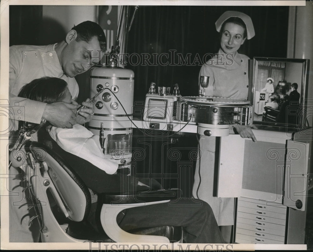 1939 Press Photo Dr. Harry Spiro at Chicago Dental Society, Tom Helmbrech - Historic Images