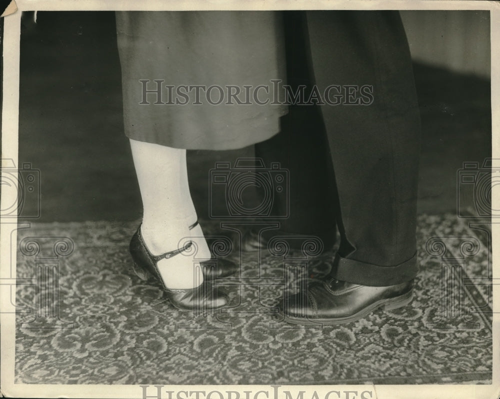 1925 Press Photo A man &amp; a woman model dress shoes - Historic Images