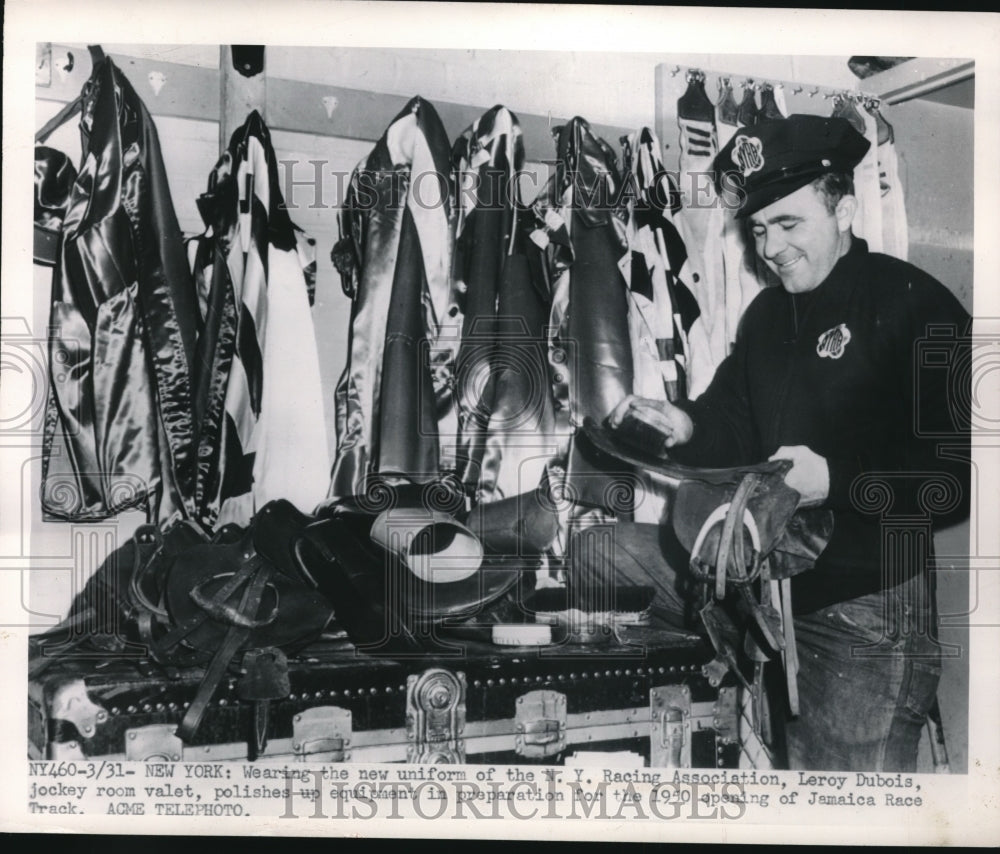 1950 Press Photo NY Racing Assoc jockey room valet preps equipment-Historic Images