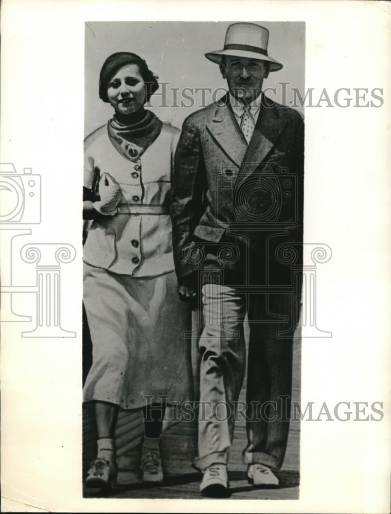 1934 Mr and Mrs Robert Josephson in New York for their daughter - Historic Images