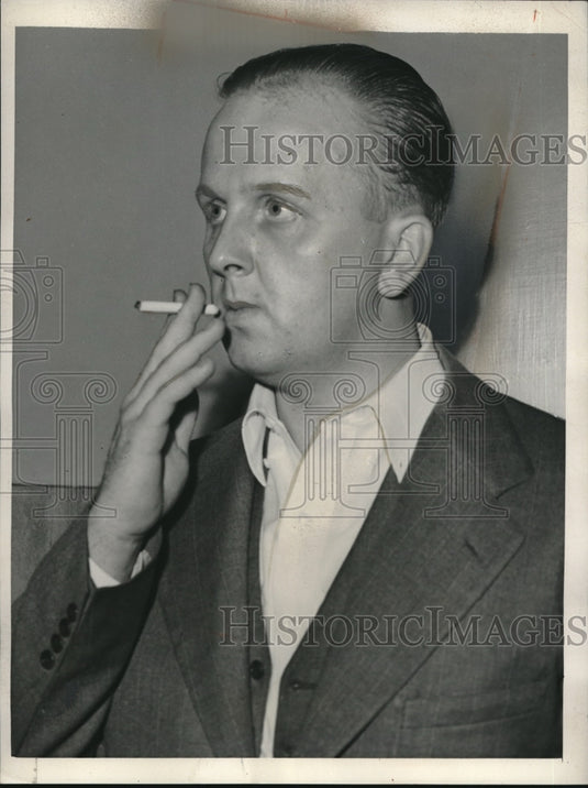 1942 Press Photo Robert nash Assists Investigation Slayer of his Parents - Historic Images