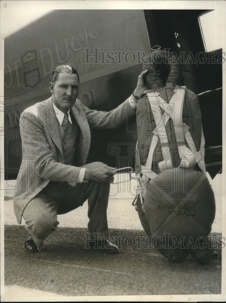 1931 Press Photo Bert White with new parachute for short jumps, Oakland Airport - Historic Images