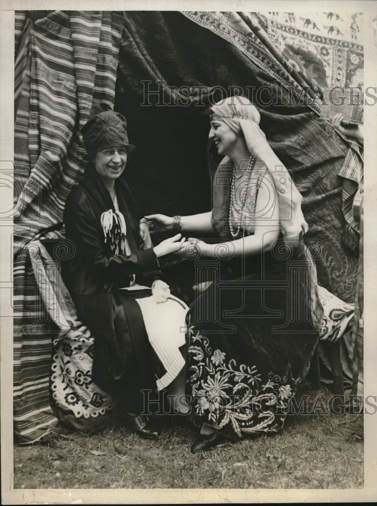 1928 Press Photo Mrs. Curtis D. Wilbur Has Fortune Read by Mrs. Georgia McDonald-Historic Images