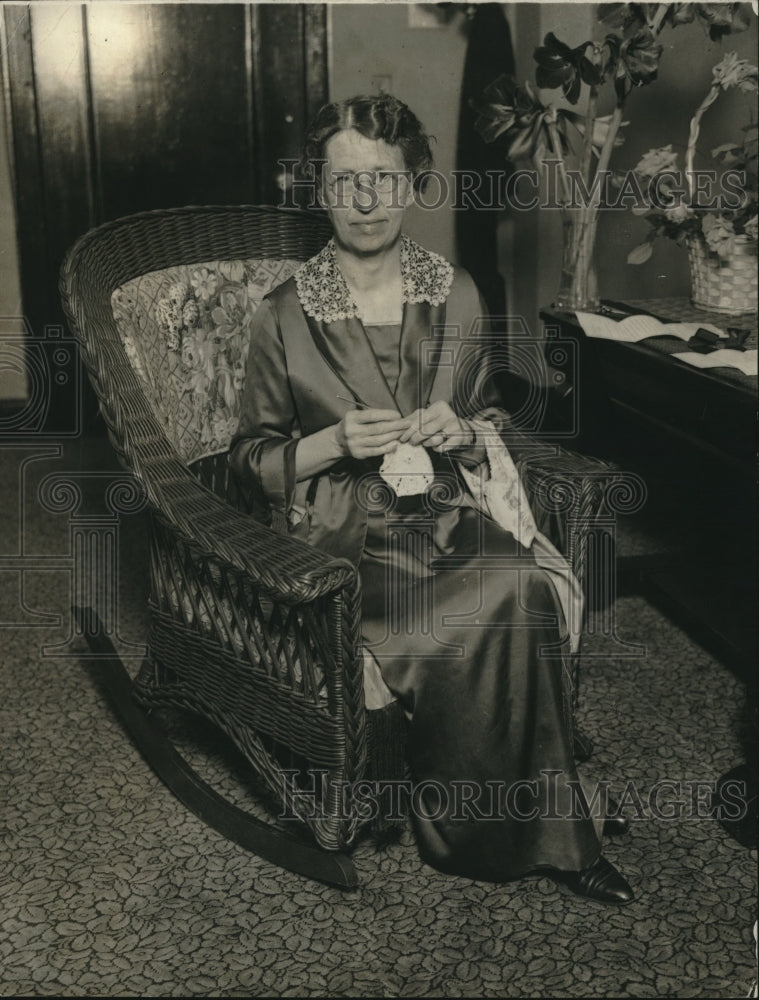 1924 Mrs. Curtis D. Wilbur, Wife of Sec. of Navy at Hotel - Historic Images