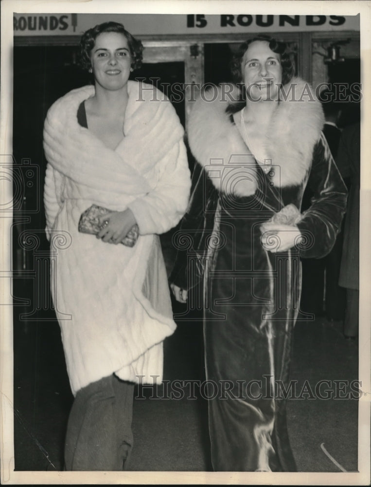 1934 Evelyn Walker and Mrs. Joseph Rodenbough at Horse Show - Historic Images