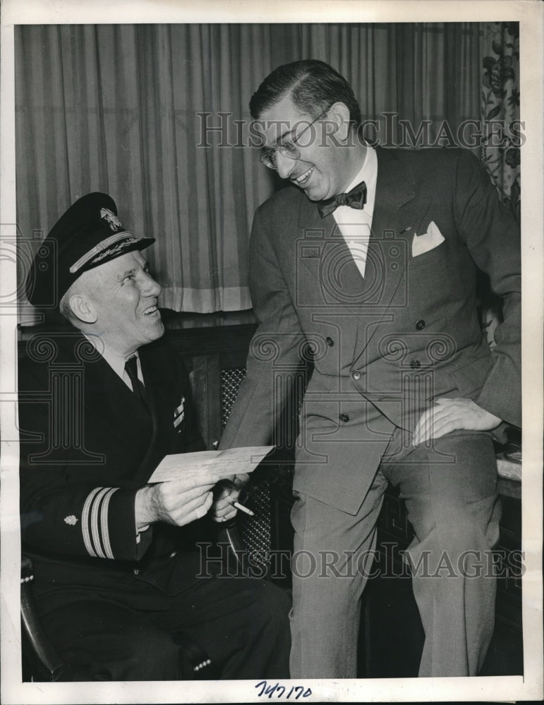 1945 Press Photo Dr. M. Wassell Visits Alex M. Lewyt at Lewyt Corporation-Historic Images