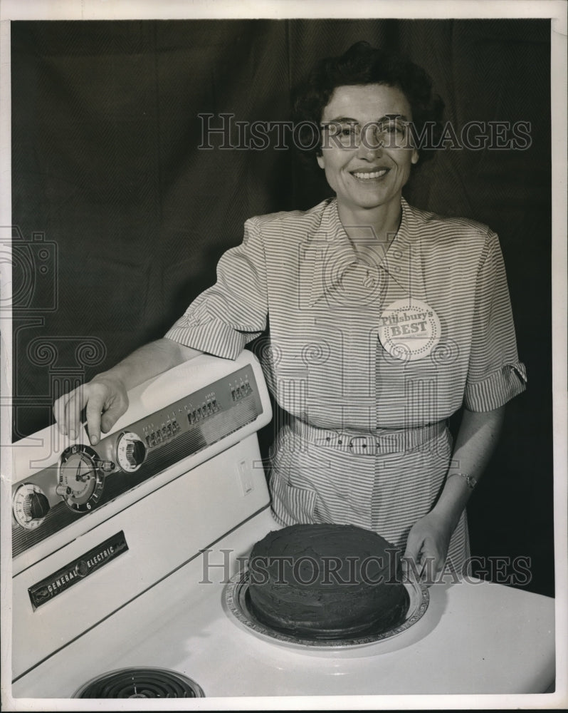 1952 Press Photo Mrs SP Weston of California with Cake - neb88350 - Historic Images