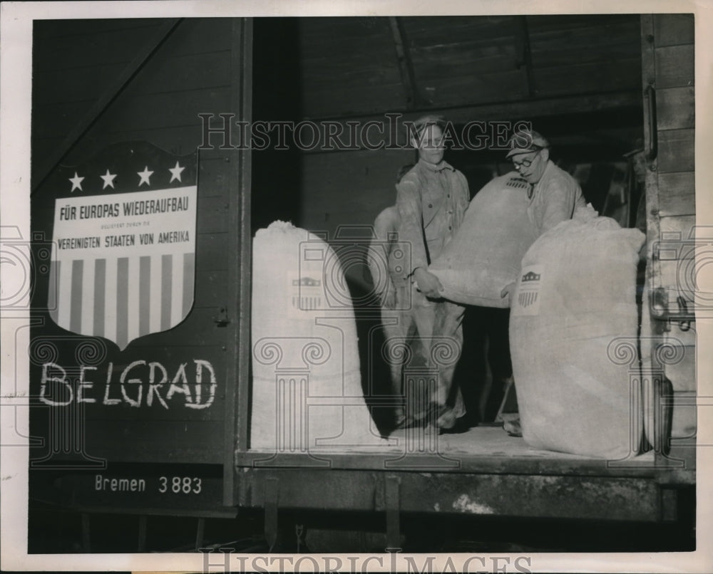 1950 Press Photo German workers load flour - Historic Images