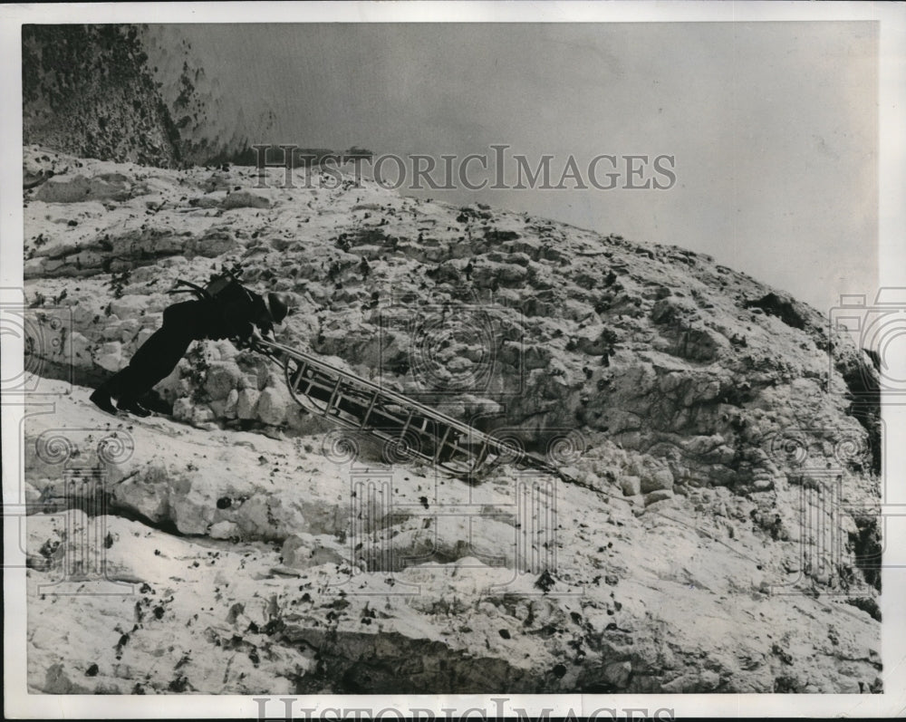 1961 Press Photo Eastbourne, England,constable Harry Ward at rescue scene - Historic Images