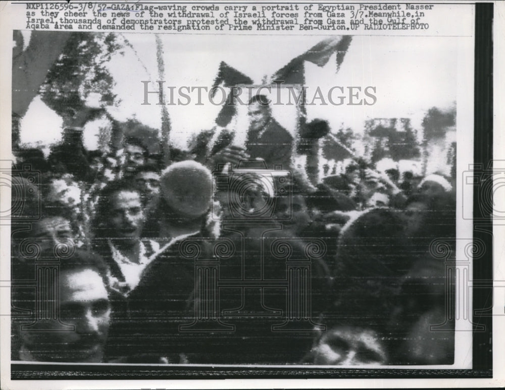 1957 Press Photo Crowd celebrating the withdrawal of Israeli forces from Gaza - Historic Images