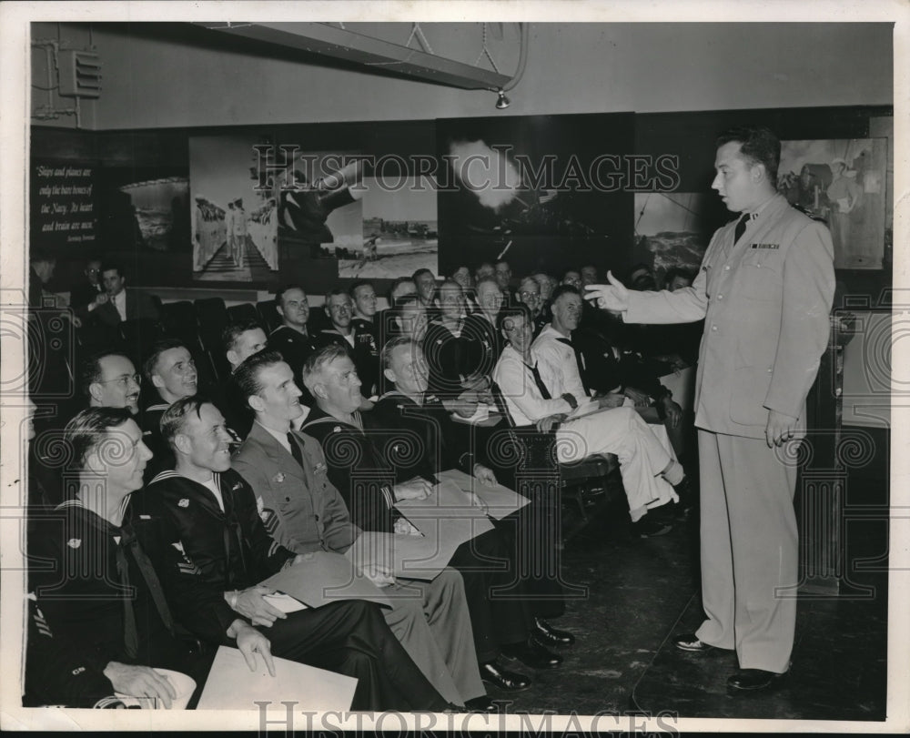 1945 Press Photo James MacDonald US Naval Separation Center Ferris J Rennie - Historic Images