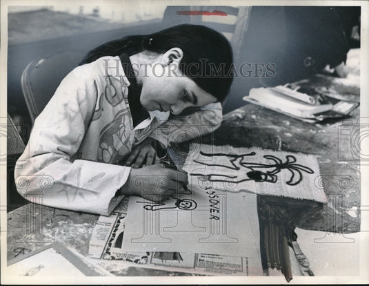 Press Photo Rebecca Fox Drawing Passover Symbols Crafts - neb88751 - Historic Images