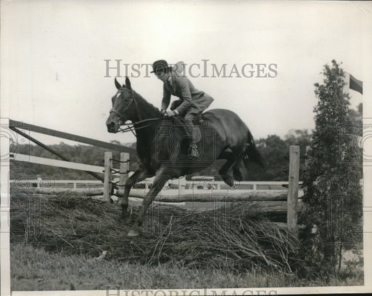 1935 Press Photo Miss Betty J. West on Manha-Historic Images