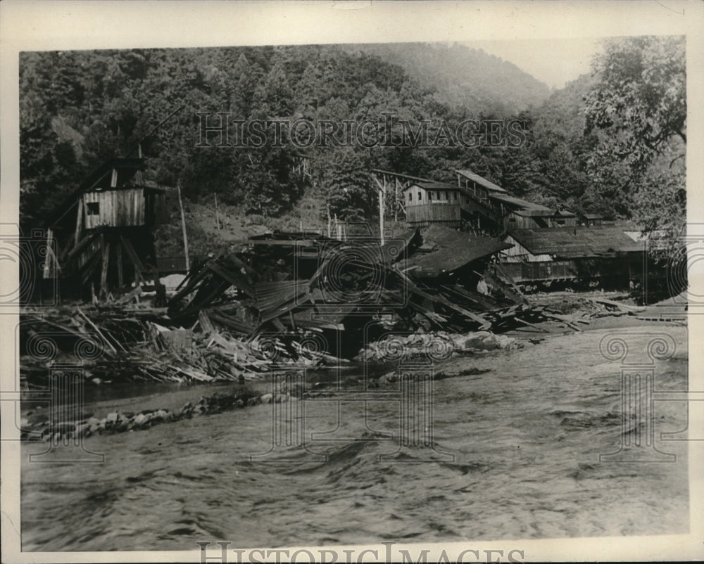 1932 Relief workers try to save flood victims near Charleston W.V. - Historic Images