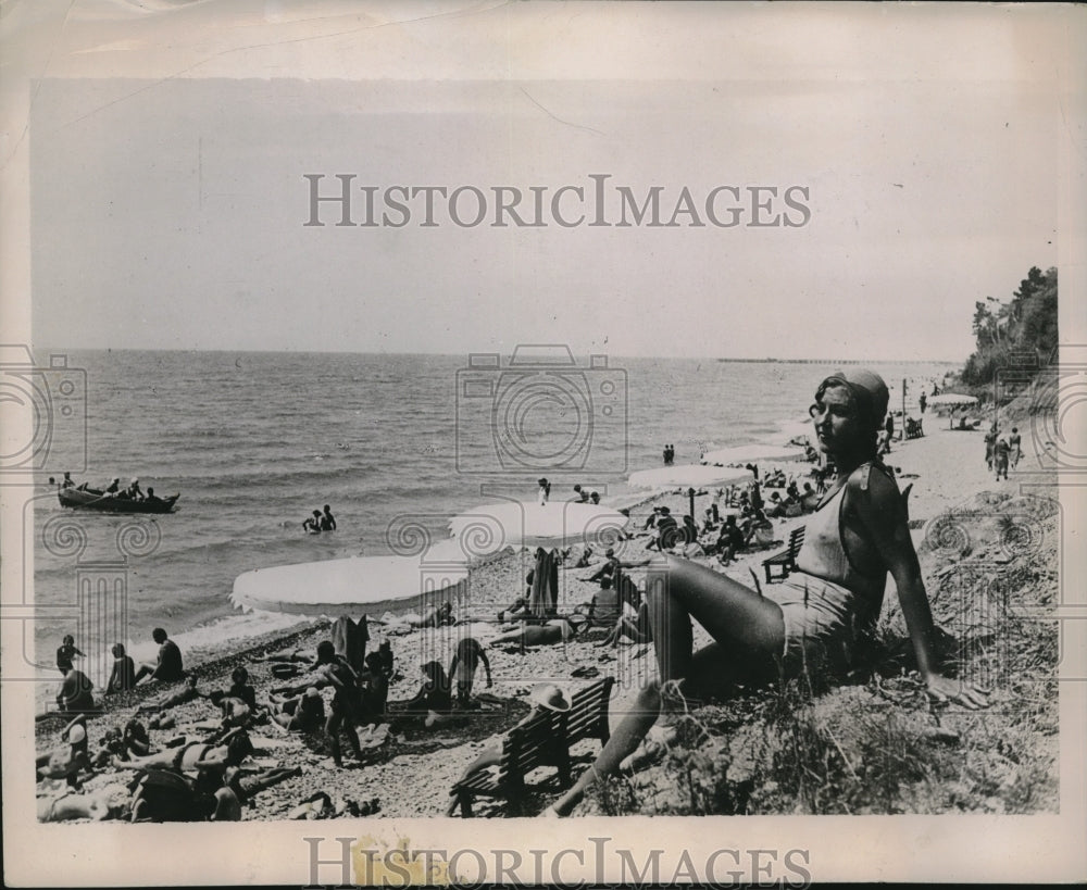 1935 Press Photo Shows climactic extremes in Russia; sunbathers and icy sea - Historic Images