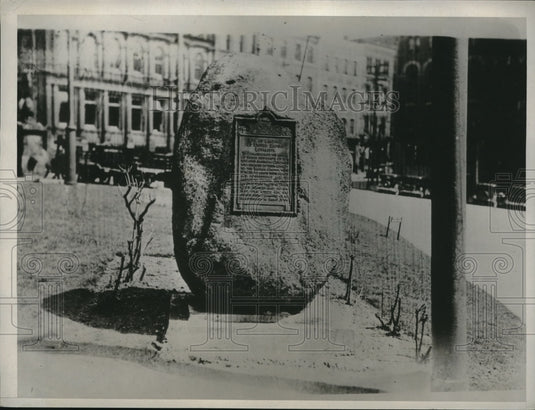 1933 Press Photo Boulder at the foot of King Street in Saint John - Historic Images