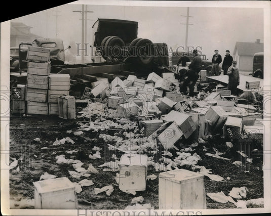 1930 Press Photo Debris of Wreckage of Truck Overturning with Harvest of Apples - Historic Images