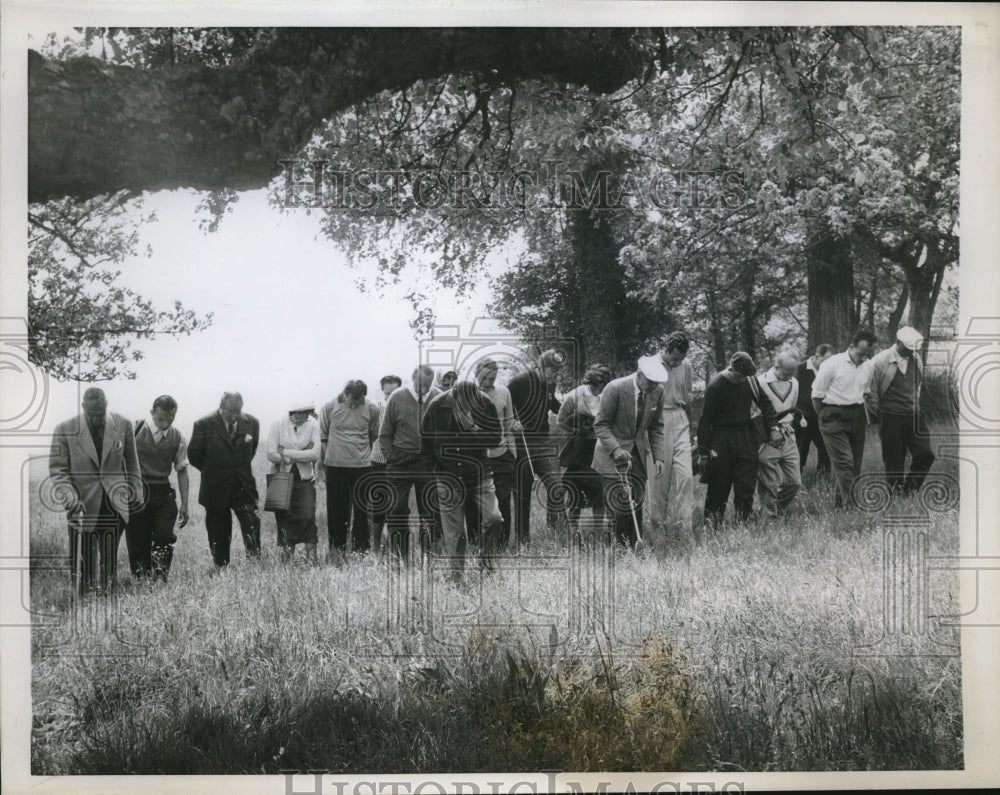 1958 Press Photo People Search for Ball in French International Golf Tournament - Historic Images