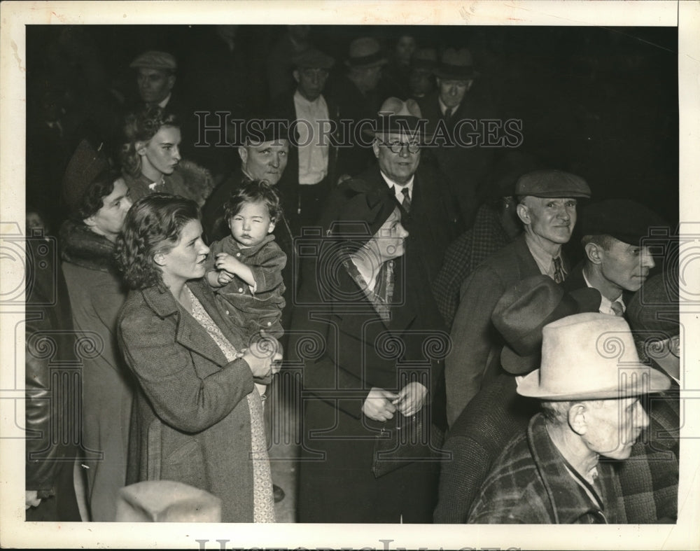 1939 Press Photo Crowd in relief of fire, fleeing their homes - Historic Images