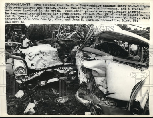 1958 Press Photo Scene from a 4 vehicle smashup on US highway 45 - Historic Images