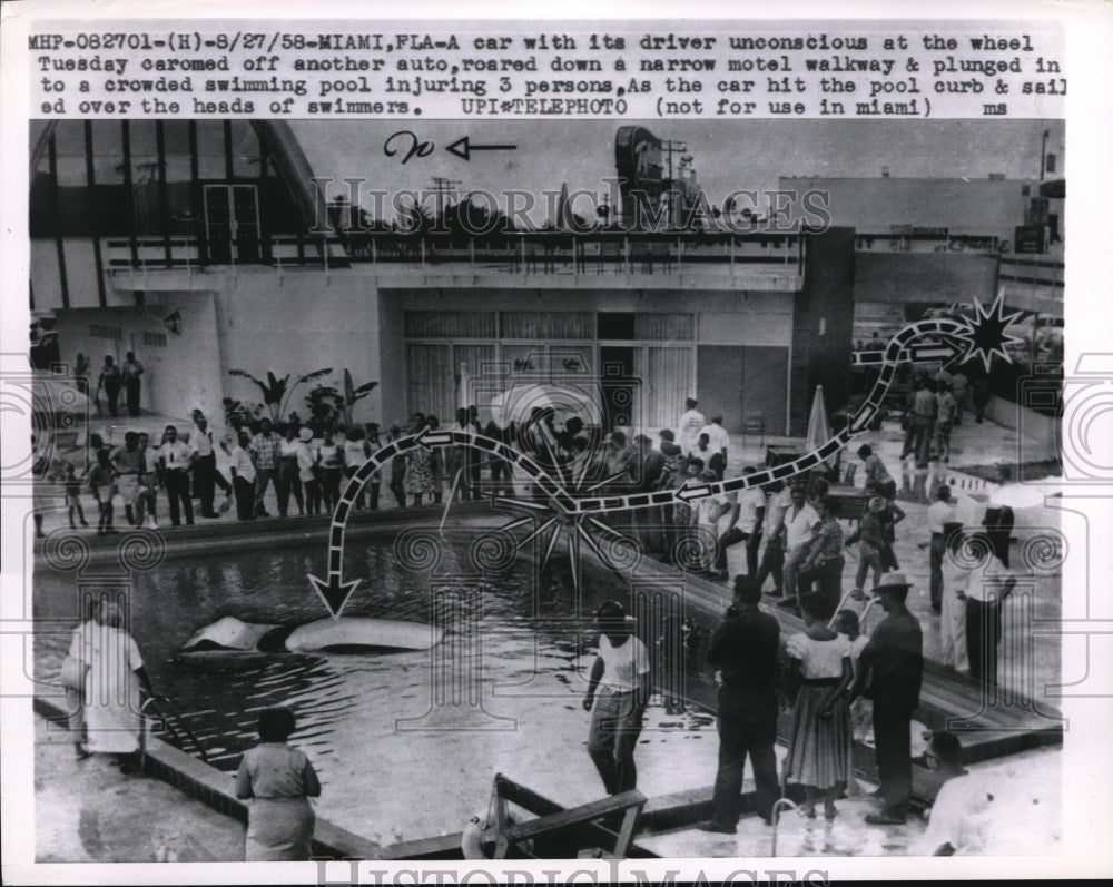 1958 Press Photo A car smashing through a swimming pool in Miami, Florida - Historic Images