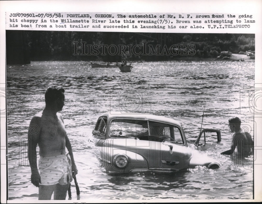 1958 Press Photo Car of BF Brown crashed into the Willamette River-Historic Images