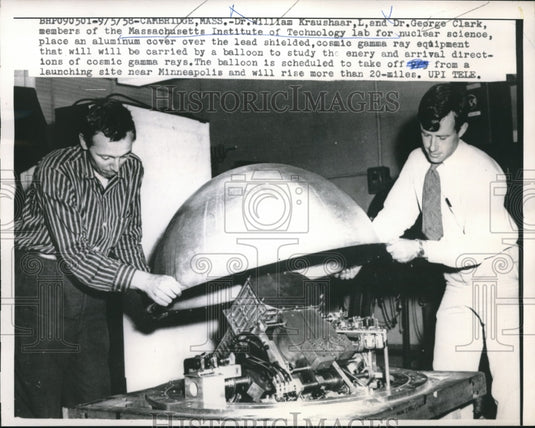 1958 Press Photo Dr William Kraushaar & Dr George Clark presenting cosmic gamma - Historic Images