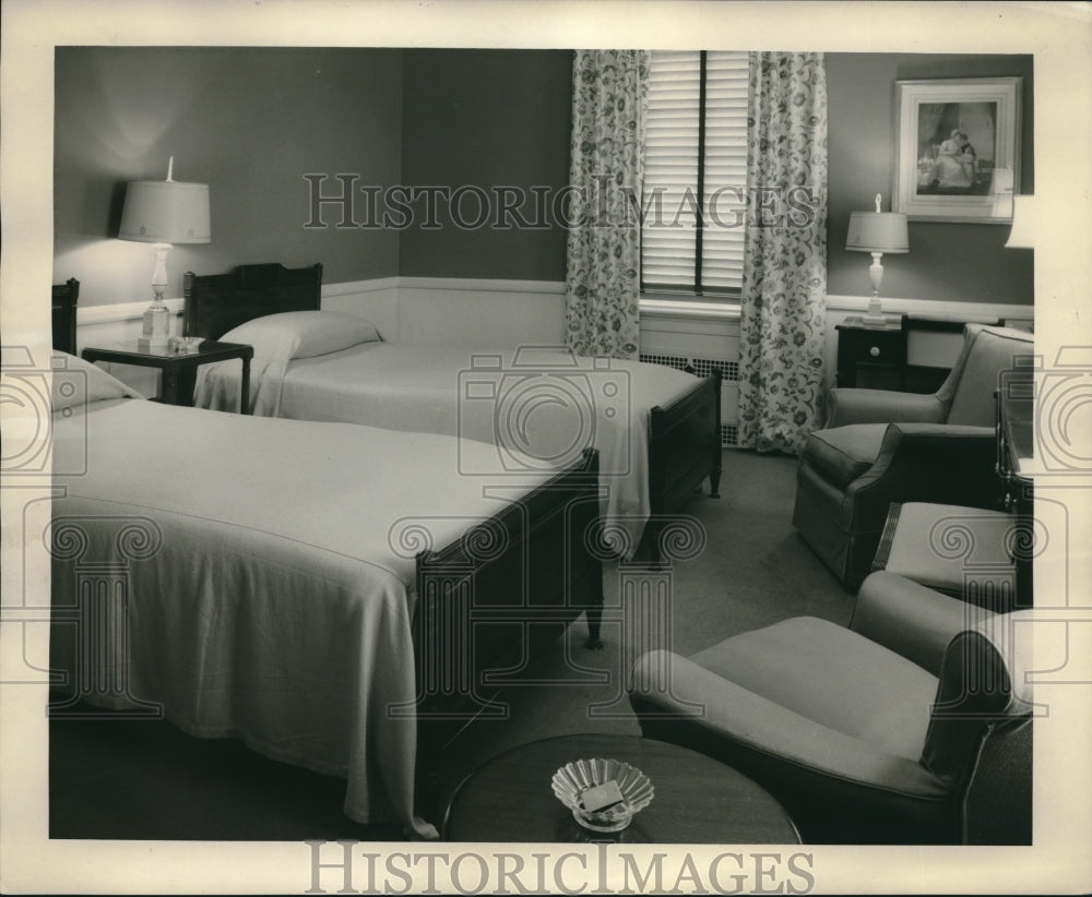 1957 Press Photo A interior view of a bedroom in Williamsburg, Pa.-Historic Images