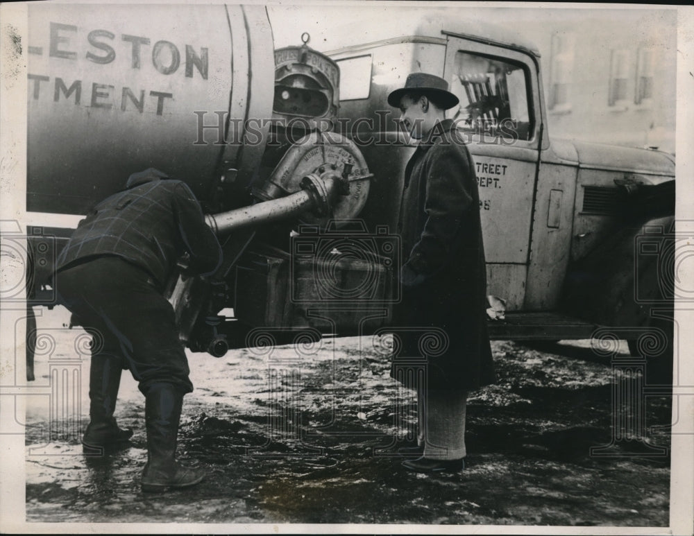 1940 Press Photo Beckley, W Va drought causes truck to bring water rations - Historic Images