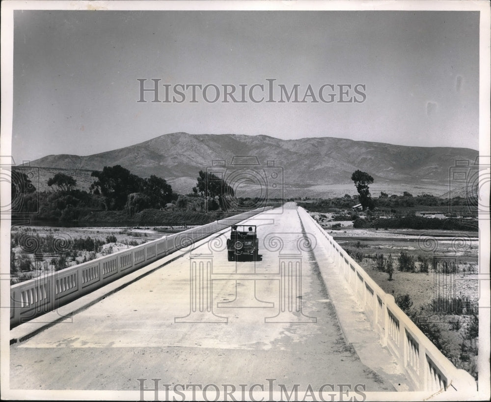 1950 Press Photo A jeep on completed bridge at Huentelauguen in Chile- Historic Images