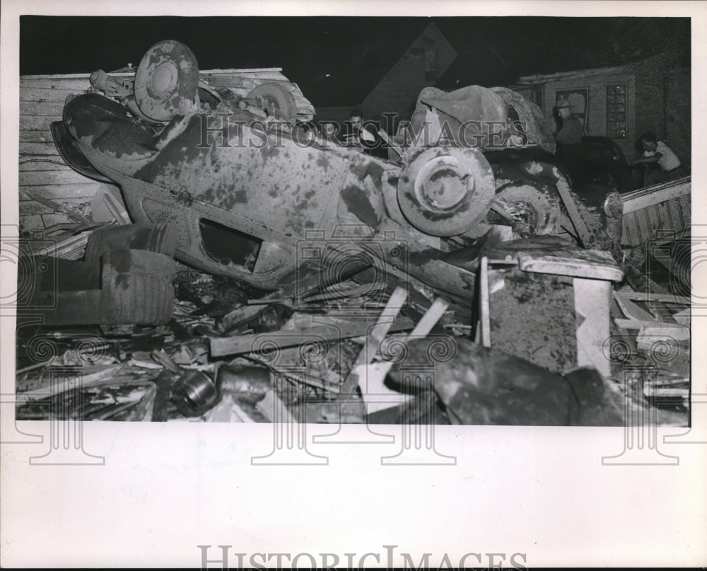 1953 Press Photo Car &amp; garage destroyed by a tornado-Historic Images