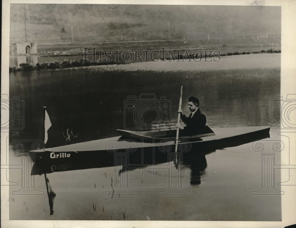 1929 Willy Schauer, German inventor in his waterproof paper boat - Historic Images